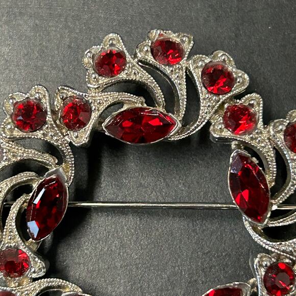 Vintage Silver Tone Red Rhinestone Christmas Wreath Brooch - Picture 3 of 5